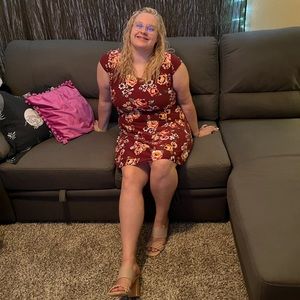 Size XL, it’s maroon with a floral print. The brand is NOBO No Boundaries.